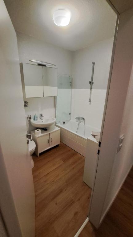 Ferienwohnung Okarben — Badezimmer mit Badewanne