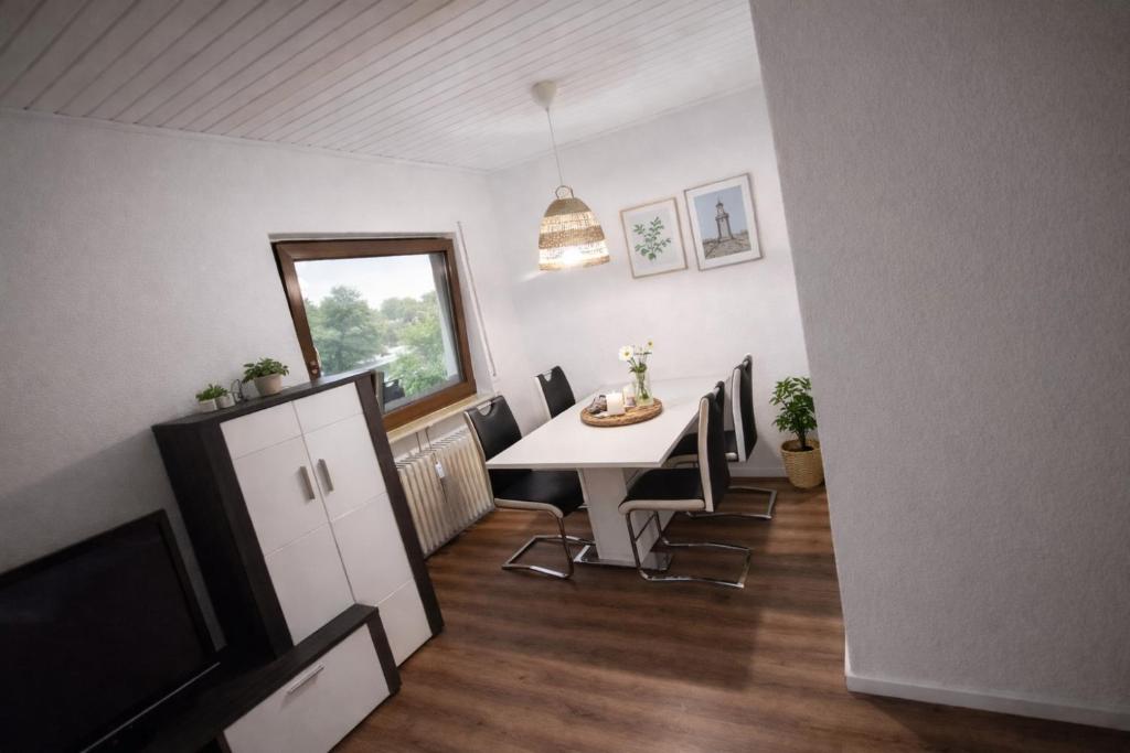 Ferienwohnung Karben — Essbereich mit TV und Esstisch