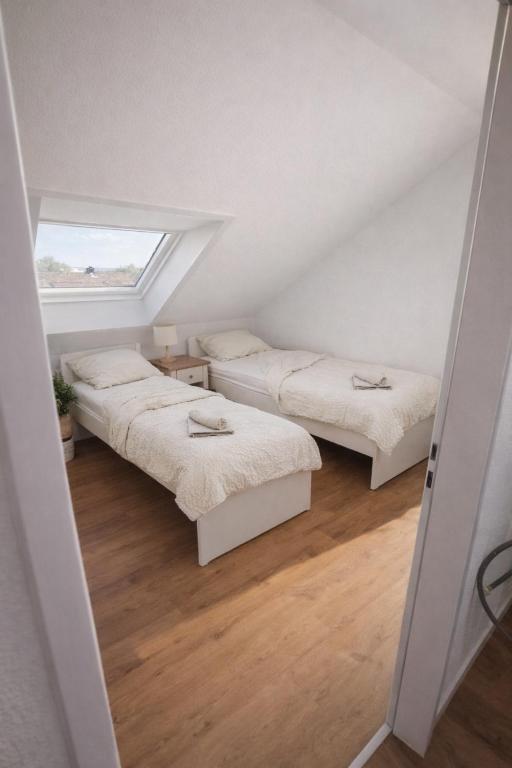Ferienwohnung Okarben — Schlafzimmer mit 3 Einzelbetten