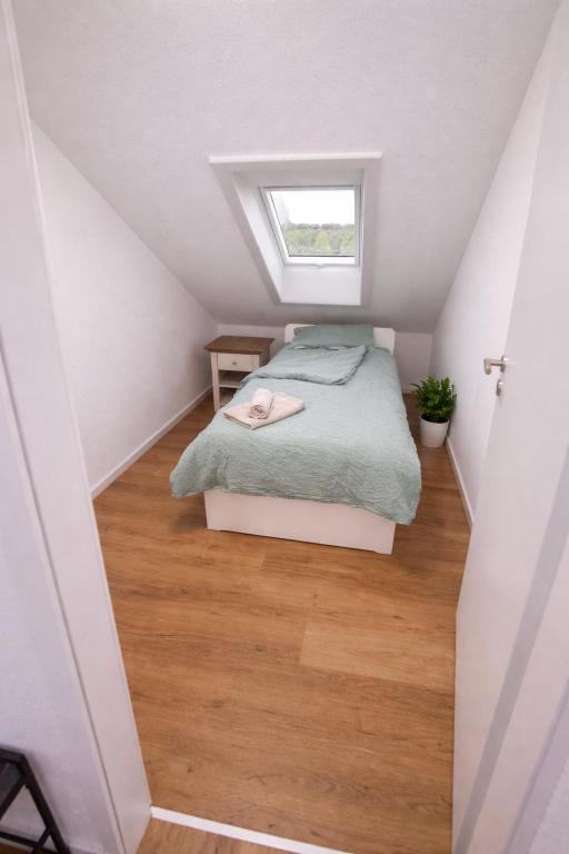 Ferienwohnung Karben — Schlafzimmer im Dachgeschoss