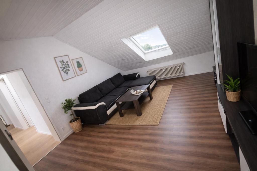 Ferienwohnung Okarben — Wohnzimmer mit Schlafsofa für bis zu 4 Personen